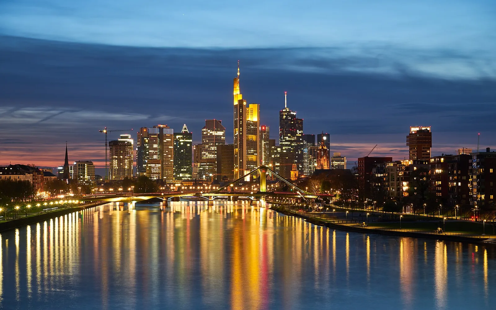 Gece Frankfurt silüeti ve Main Nehri