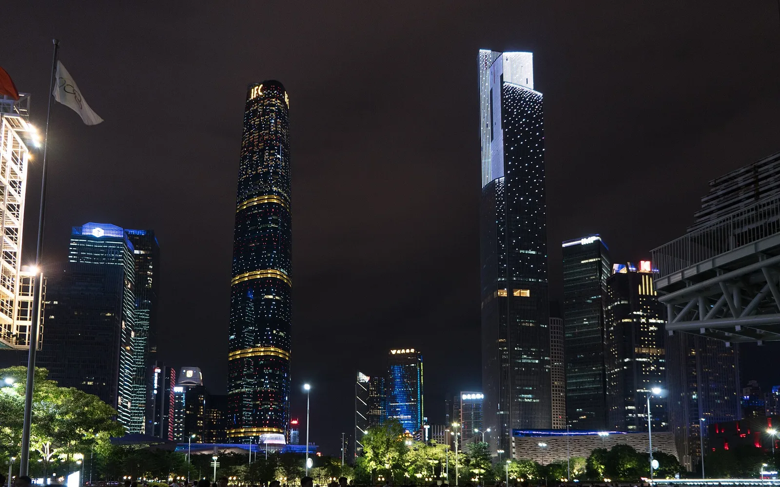 Gece Guangzhou Zhujiang New Town gökdelenleri