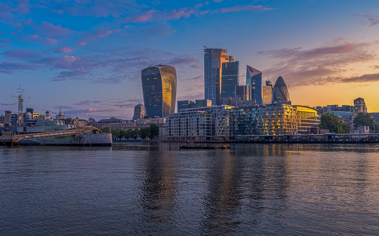 Gün batımında City of London silüeti ve Thames