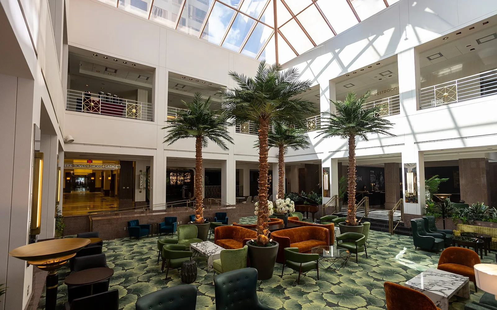 Palmiyeli, geniş bir otel lobisi