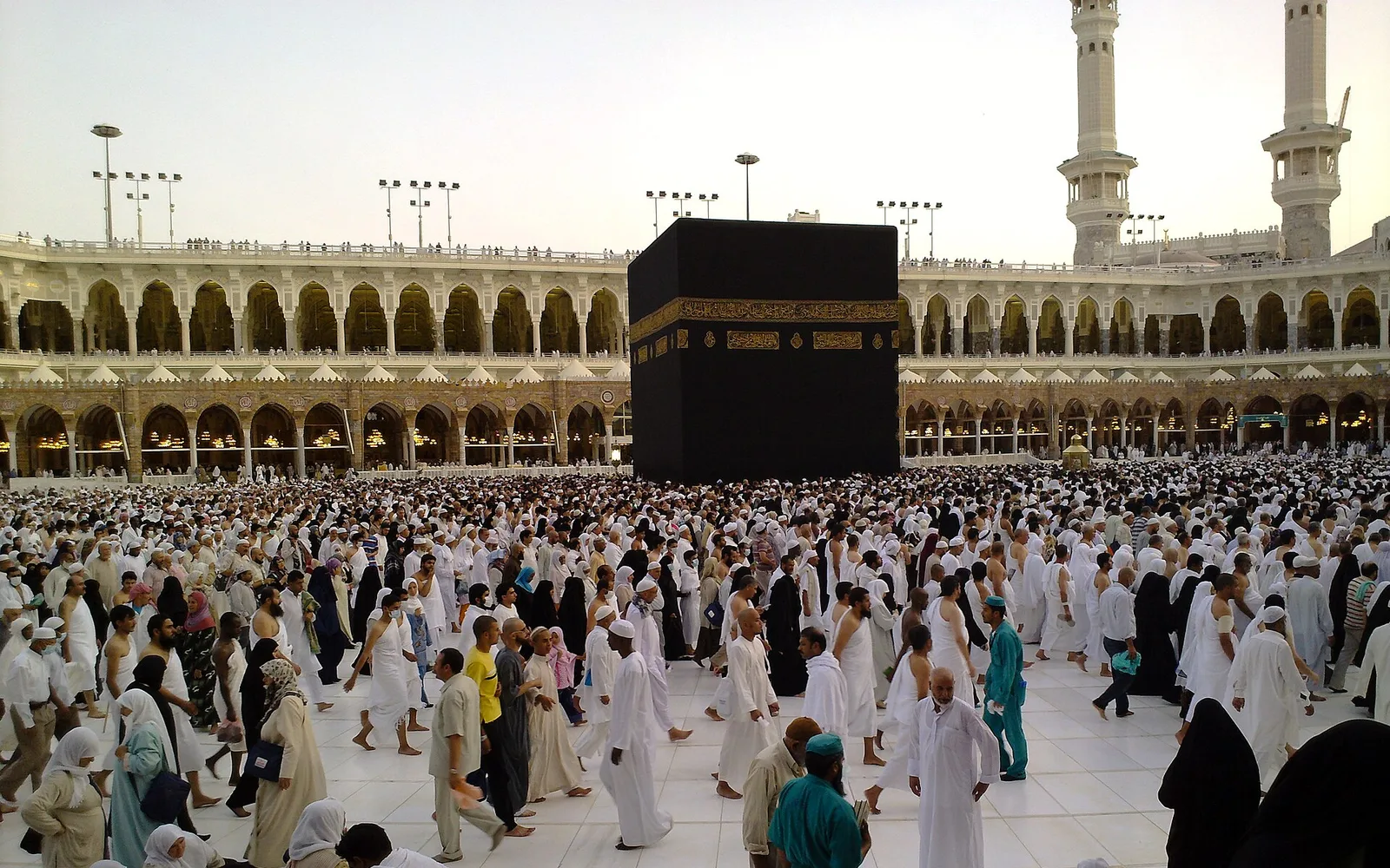 Mescid-i Haram'da Kâbe çevresinde tavaf